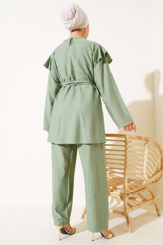 Zweiteiliger Anzug mit Rüschen an den Schultern und goldenen Knöpfen Mandelgrün
