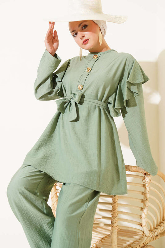 Zweiteiliger Anzug mit Rüschen an den Schultern und goldenen Knöpfen Mandelgrün