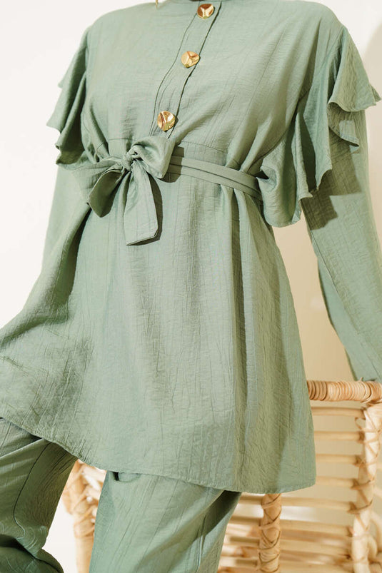 Zweiteiliger Anzug mit Rüschen an den Schultern und goldenen Knöpfen Mandelgrün