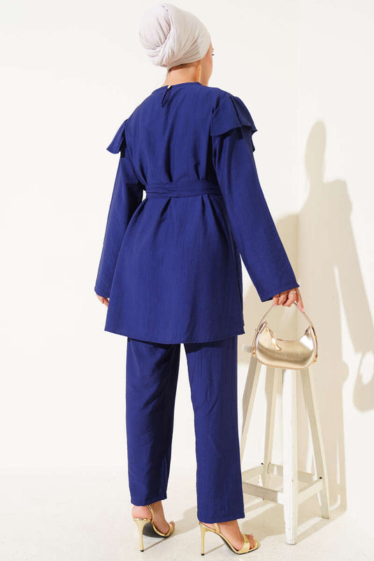 Zweiteiliger Anzug mit Rüschen an den Schultern und goldenen Knöpfen, Marineblau