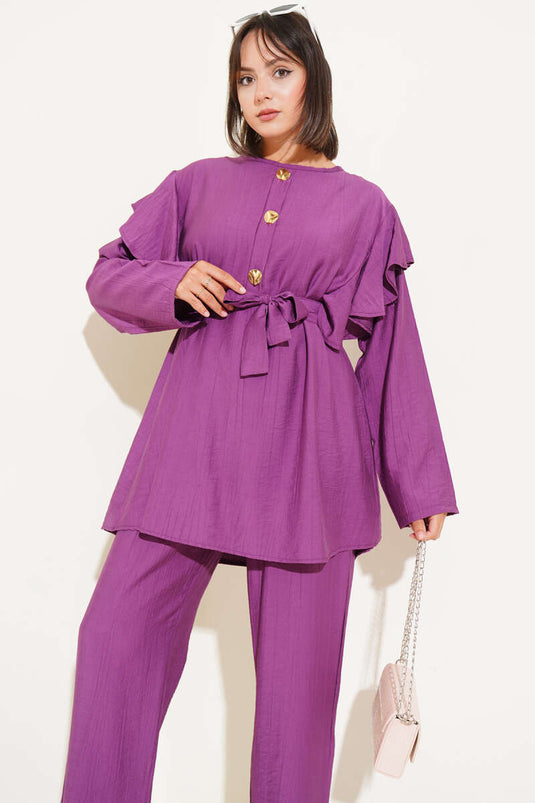 Zweiteiliger Anzug mit goldenen Knöpfen und Rüschen an den Schultern in Magenta