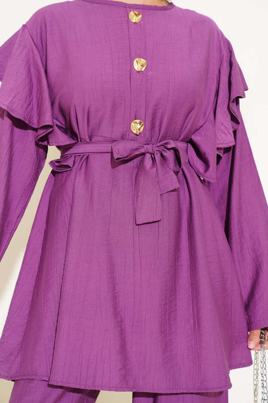 Zweiteiliger Anzug mit goldenen Knöpfen und Rüschen an den Schultern in Magenta