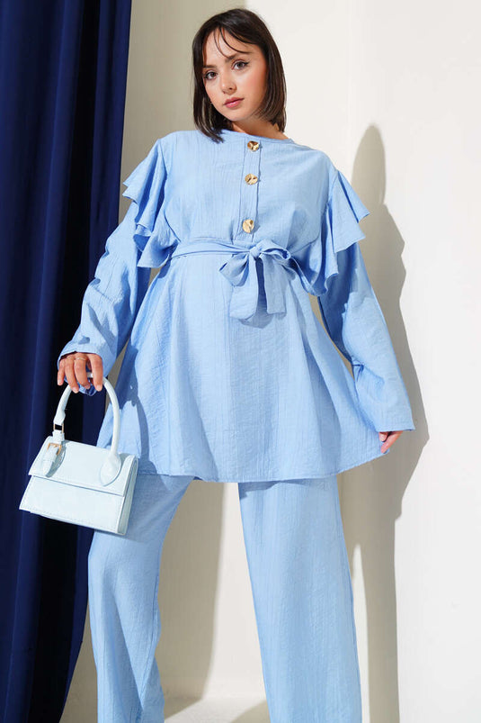 Costume deux pièces bleu à volants et boutons dorés