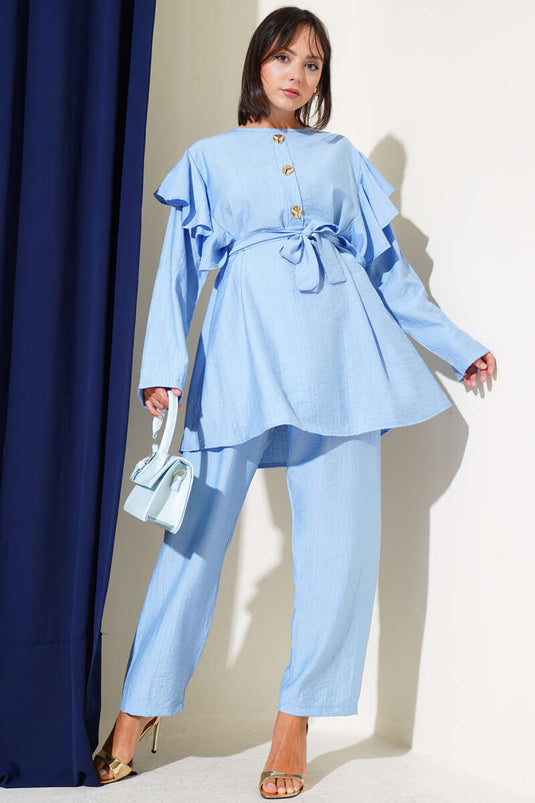 Costume deux pièces bleu à volants et boutons dorés