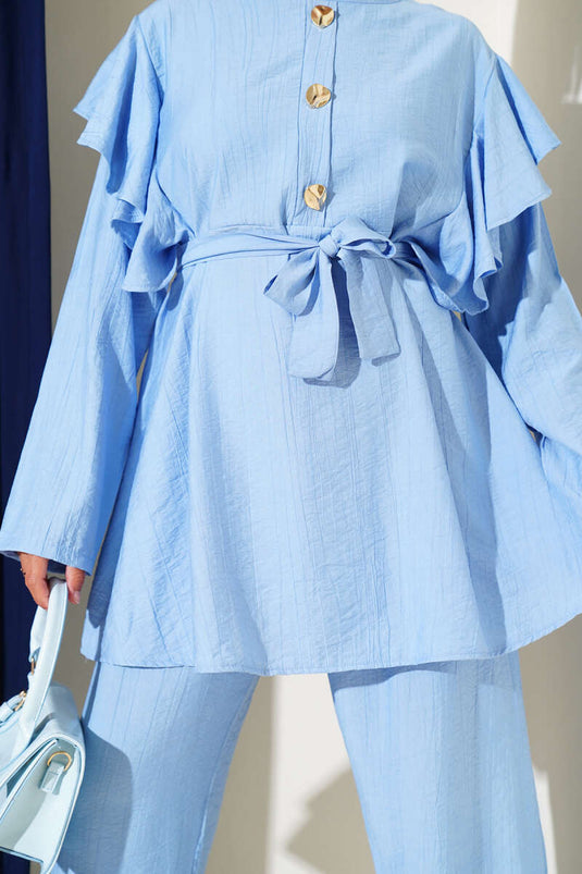 Costume deux pièces bleu à volants et boutons dorés