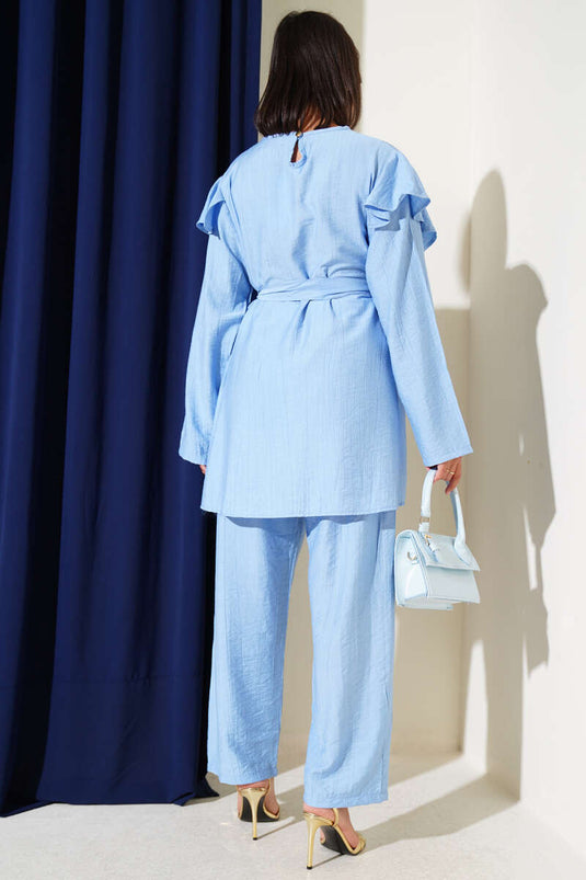 Costume deux pièces bleu à volants et boutons dorés