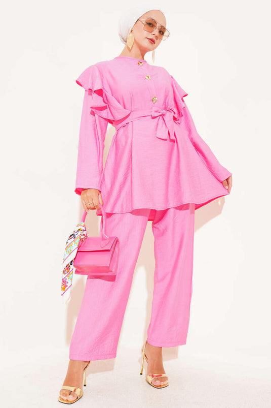 Costume deux pièces rose à volants et boutons dorés