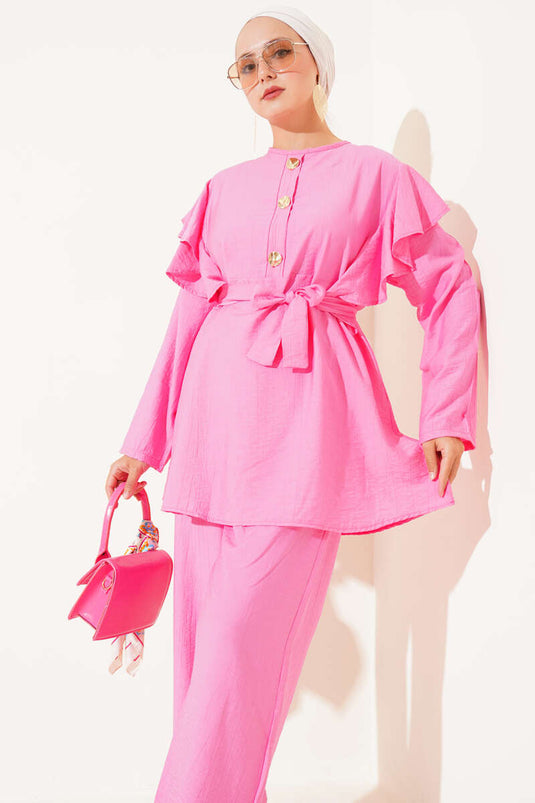 Costume deux pièces rose à volants et boutons dorés