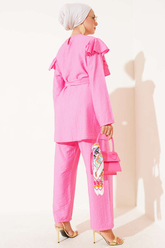 Costume deux pièces rose à volants et boutons dorés