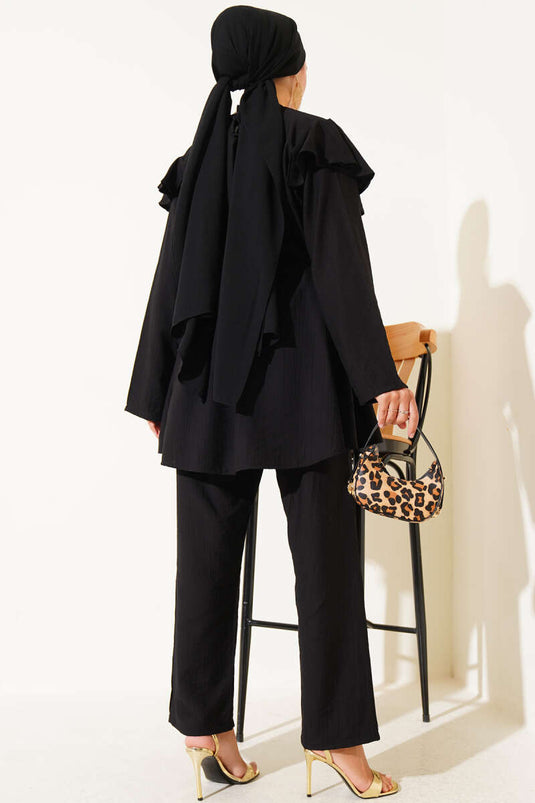 Zweiteiliger Anzug mit Rüschen an den Schultern und goldenen Knöpfen in Schwarz