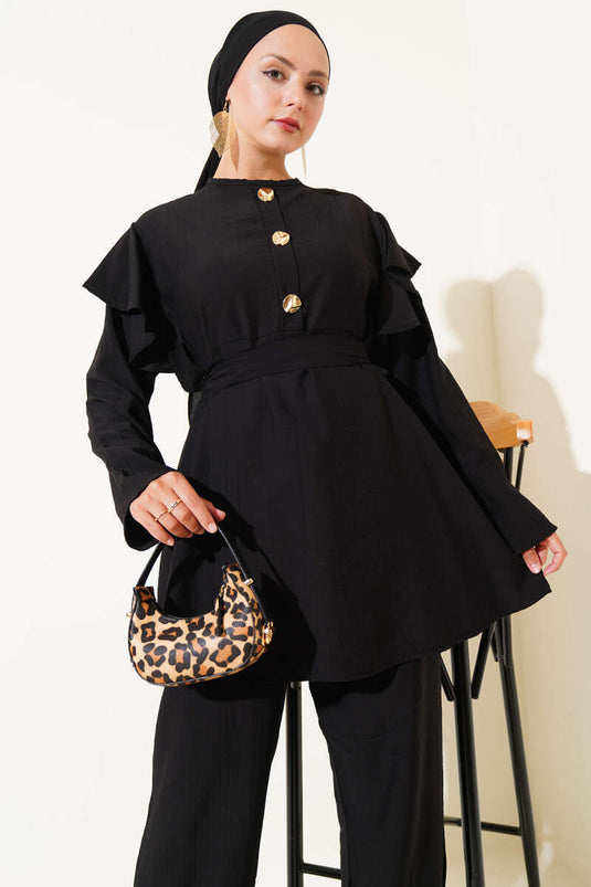 Zweiteiliger Anzug mit Rüschen an den Schultern und goldenen Knöpfen in Schwarz