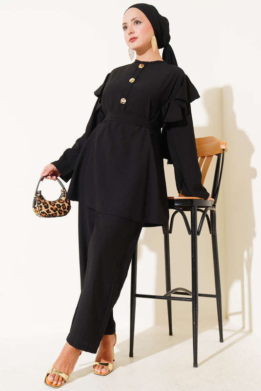 Zweiteiliger Anzug mit Rüschen an den Schultern und goldenen Knöpfen in Schwarz