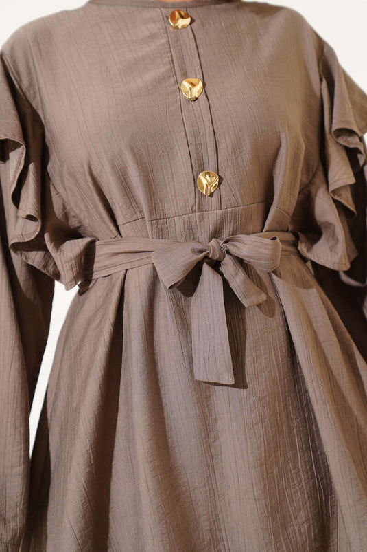 Costume deux pièces boutonné doré à volants sur les épaules en vison