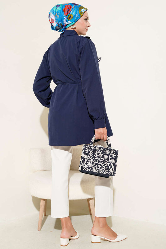 Chemise bleu marine à volants et perles