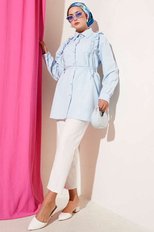 Chemise bleue à épaules volantées et perles