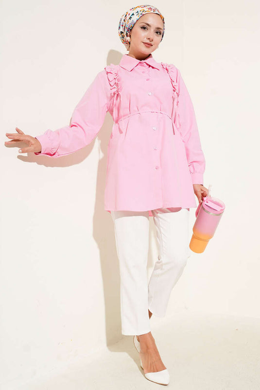 Chemise rose à épaules à volants et perles