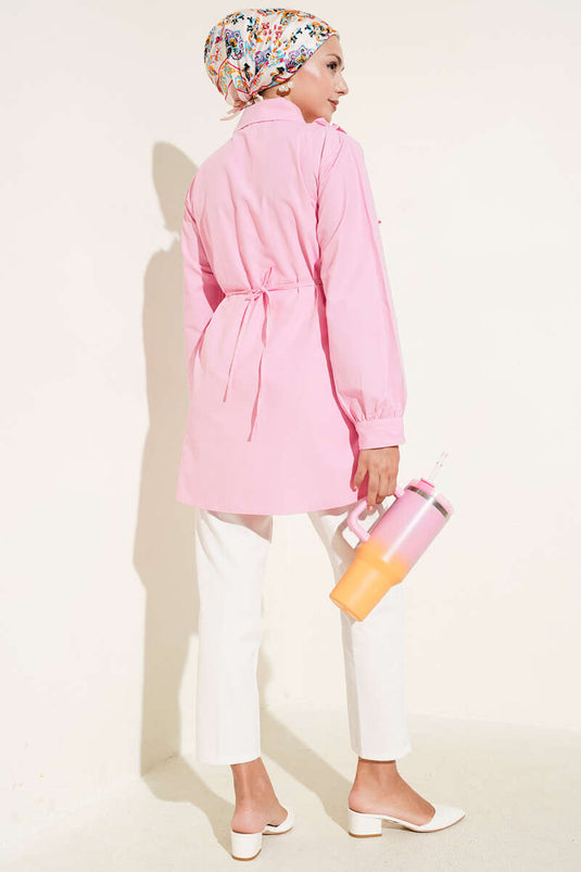 Chemise rose à épaules à volants et perles