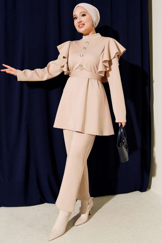 طقم بيج من قطعتين بتصميم غوص، مزين بكشكشة على الكتفين وحزام.