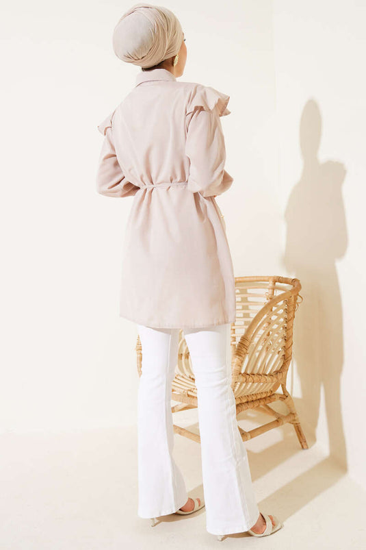 Beige gestreifte Bluse mit Schulterrüschen und Gürtel