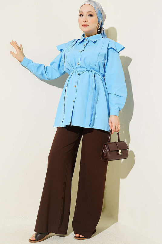Blauwe Blouse Met Ruffle Schouders En Stripes Met Riem