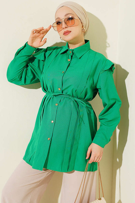 Chemise Verte À Volants Aux Épaules Et Ceinture Rayée