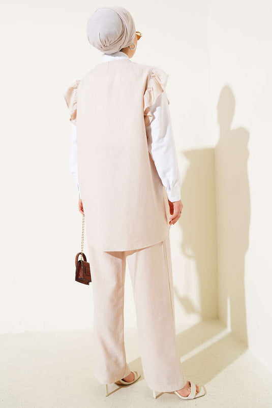 Ensemble trois pièces avec pull à volants aux épaules, beige