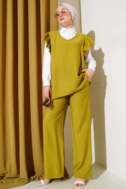 بدلة من ثلاث قطع مع سترة مكشكشة على الكتف، باللون الأخضر الزيتي