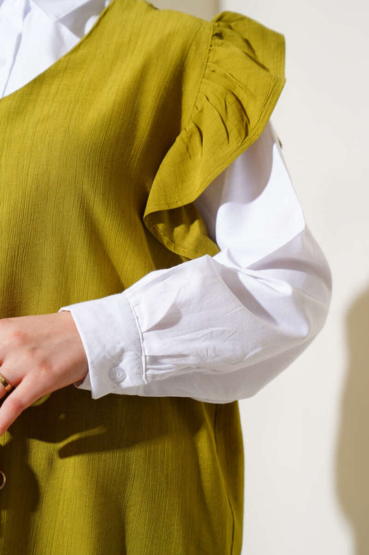 بدلة من ثلاث قطع مع سترة مكشكشة على الكتف، باللون الأخضر الزيتي