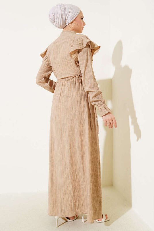 Robe beige à volants sur les épaules et dentelle latérale