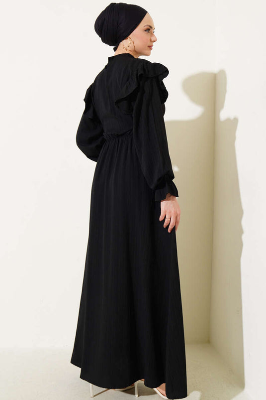Robe noire à volants sur les épaules et dentelle latérale