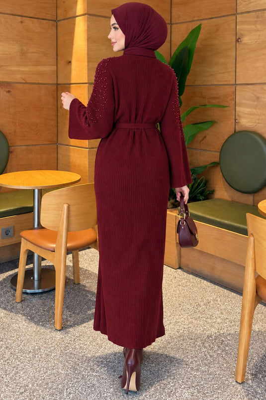 Abito In Maglia Bordeaux Con Dettagli Di Perle Sulla Spalla
