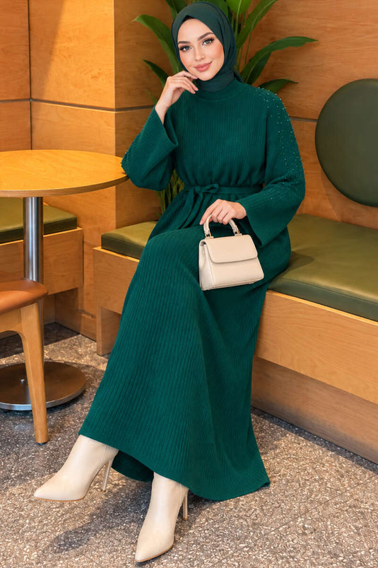 Samtkleid Mit Perlendetails An Der Schulter In Smaragdgrün