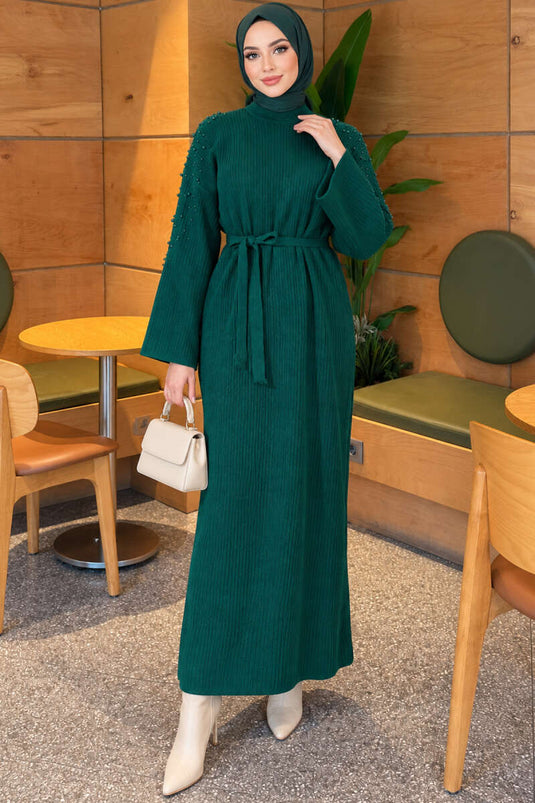 Samtkleid Mit Perlendetails An Der Schulter In Smaragdgrün
