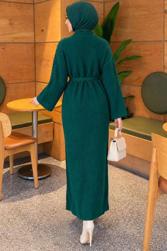 Samtkleid Mit Perlendetails An Der Schulter In Smaragdgrün