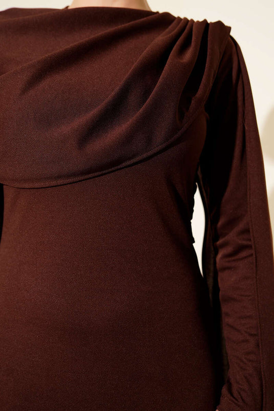 Abendkleid mit Schulterumhang-Detail in Braun
