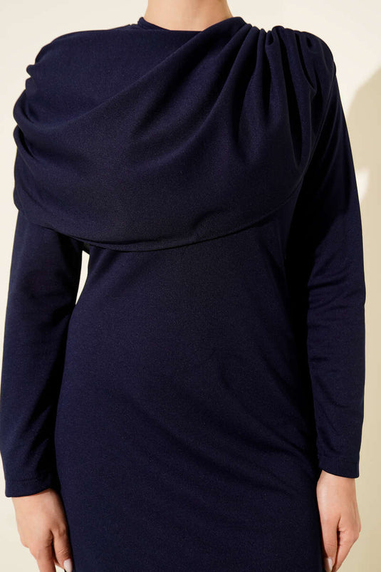 Abito da cerimonia con mantellina sulle spalle, blu scuro