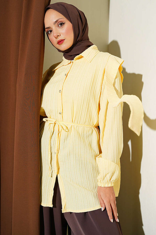 Chemise Jaune Avec Détails De Cape À L'épaule Et Ceinture