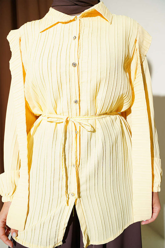 Chemise Jaune Avec Détails De Cape À L'épaule Et Ceinture