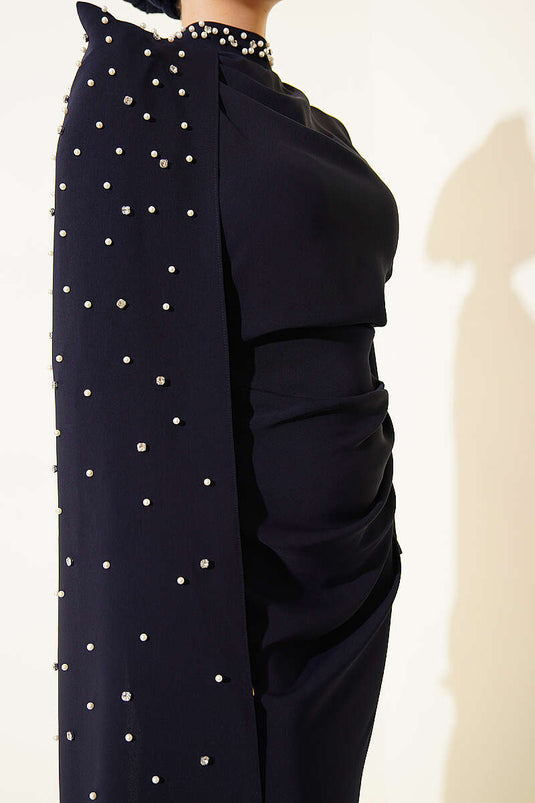 Robe de soirée bleu marine avec cape à perles et épaulettes
