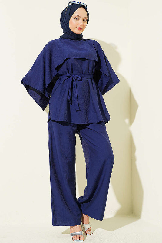 Ensemble deux pièces avec cape à épaulettes et ceinture, bleu marine