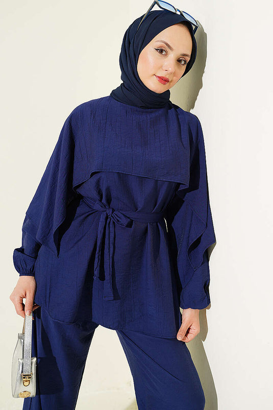 Ensemble deux pièces avec cape à épaulettes et ceinture, bleu marine