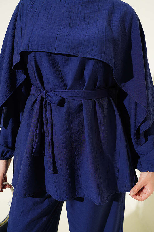 Ensemble deux pièces avec cape à épaulettes et ceinture, bleu marine
