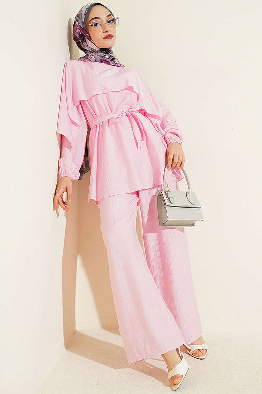 Ensemble deux pièces ceinturé avec cape aux épaules rose