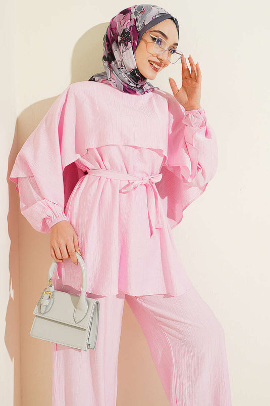 Ensemble deux pièces ceinturé avec cape aux épaules rose