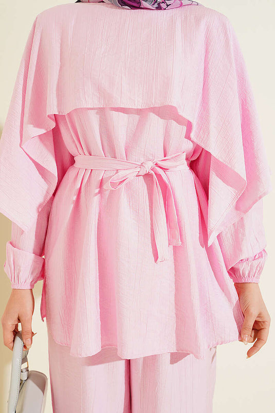 Ensemble deux pièces ceinturé avec cape aux épaules rose