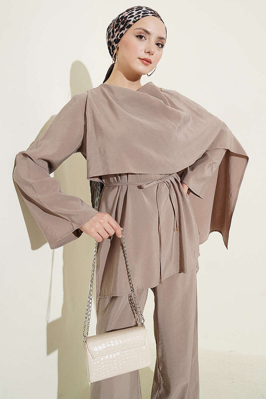 Completo doppio in modal con mantella sulle spalle, colore visone
