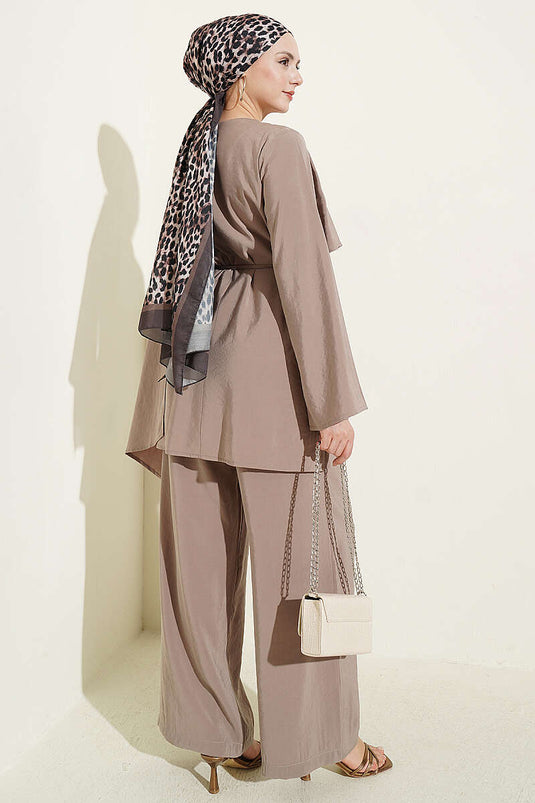 Completo doppio in modal con mantella sulle spalle, colore visone