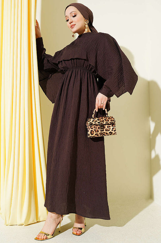 Robe avec cape épaule et détails pailletés, marron foncé