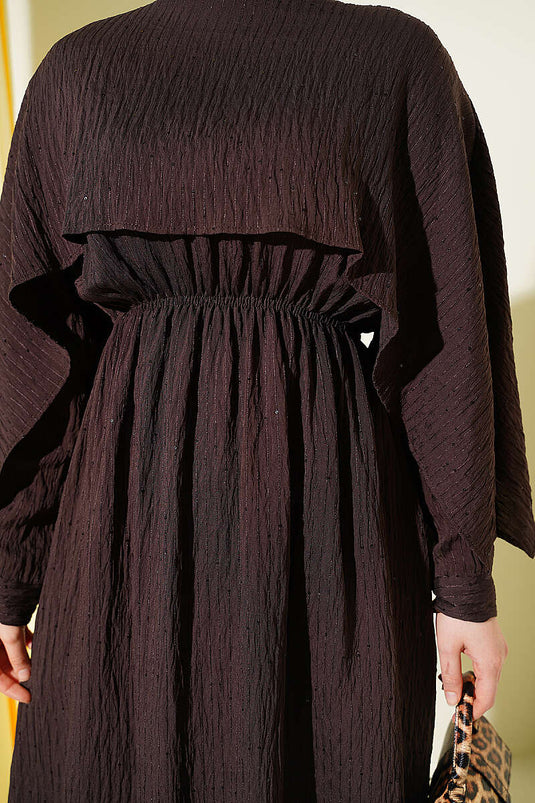 Robe avec cape épaule et détails pailletés, marron foncé