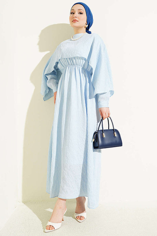 Robe avec cape épaule et détails pailletés bleu bébé